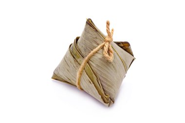 Çin teknesi ejderha festivali (5. Ay ayı festivali) için yapışkan pirinç hamuru (bambu yapraklarına yapışkan pirinç ambalajı ile yapılan piramit şekilli hamur tatlısı). Beyaz arkaplanda izole