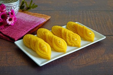 Tayland tatlıları, Tayland Kraliyet mutfağı: Altın şekerleme (Kha nom tanga Ek), Tayland geleneklerine göre yumurta sarısı, buğday unu ve yenilebilir altından yapılan dokuz lezzetli tatlıdan biridir.