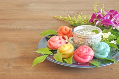 Tay usulü tatlı pasta (Khanom Chan) Tayland geleneksel gül şeklinde tatlı, Tayland yemeği tatlı ve lezzetli. Metinler için boşluk