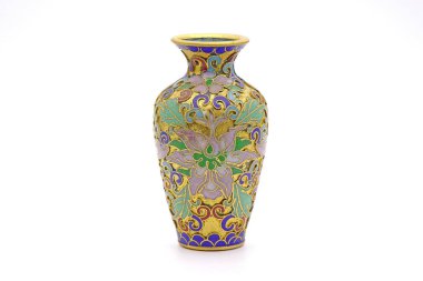 Beyaz arka planda izole edilmiş antik Çin Cloisonne diş minesi vazosu