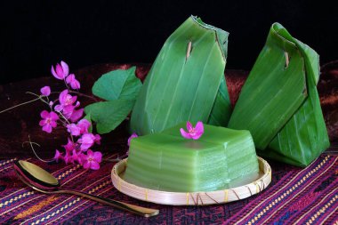 Tayland tatlısı: Buharda pişirilmiş tatlı pasta (veya Khanom Chan) Tayland geleneksel tatlısı (Yeşil Pandan aroması). Tayland 'daki dokuz ünlü Tayland tatlısından biri. Metinler için boşluk.