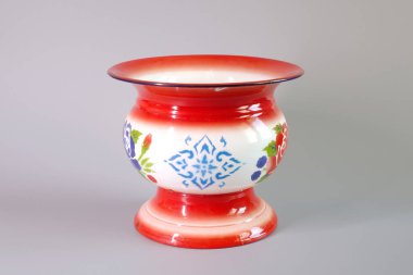 Çin geleneksel diş minesi tuvaleti gri arka planda izole edilmiş. Antika çinko kaplama lazımlık, Asyalı yerli çöp kutusu.