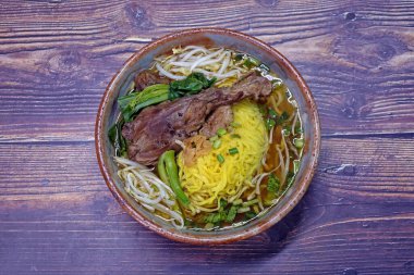 Pirinçli ördek çorbası. Çin, Singapur, Tayland ve Vietnam 'da ünlü Asya yemekleri. Üst görünüm