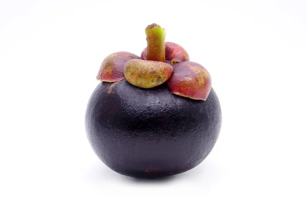 被白色背景隔离的曼戈斯坦 Mangosteen Garcinia Mangostana 也被称为紫色的Mangosteen 来自泰国的著名异国情调水果 — 图库照片