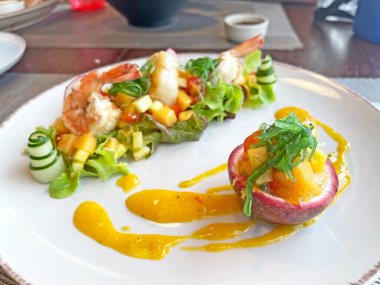 Mango, Wakame ve sebzeli deniz ürünleri salatası, tutku meyveli salata sosu. Seçici odak