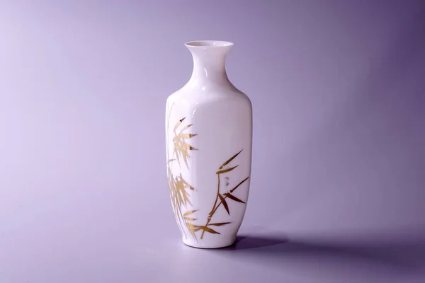 Starožitná Čínská Vaječná Porcelánová Váza Šedém Pozadí Zlaté Bambusové Listy — Stock fotografie
