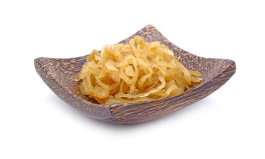 Beyaz arka planda izole edilmiş ahşap kasede Çin turşusu.