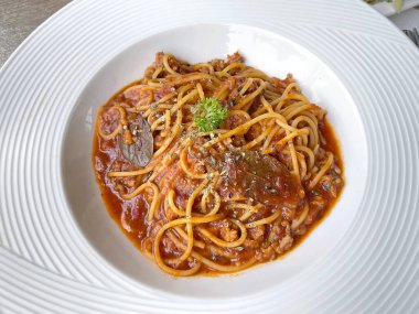 Beyaz tabakta bolonez spagettisi, seçici odaklanma. Bolonez sosu, İtalyan mutfağında bulunan et bazlı bir sostur.