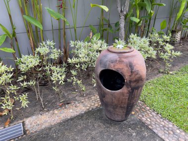 Tayland tarzı çömlek çöplüğü tropikal bahçede. D.I.Y (Kendin Yap) çömleği çöpe at, bahçe dekorasyonu için fikirler. Seçici odak