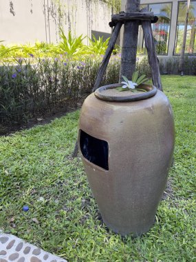 Tayland tarzı çömlek çöplüğü tropikal bahçede. D.I.Y (Kendin Yap) çömleği çöpe at, bahçe dekorasyonu için fikirler. Seçici odak