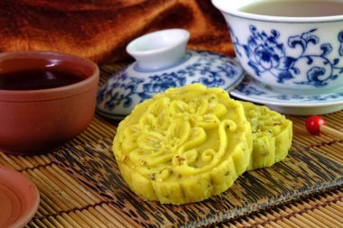 Osmanthus keki, sonbahar ortası, Çin Yeni Yılı ve her zamanki özel günler için geleneksel tatlı kokulu Çin pastasıdır. Öğleden sonra çayıyla servis edilen Osmanthus çiçekli kek, seçici bir odak noktası.