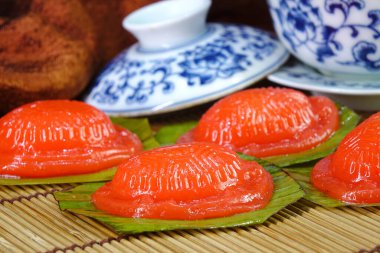 Kırmızı kaplumbağa keki (Ang Ku Kueh, ya da Kue Ku) Çin 'de Çin ve Güneydoğu Asya' da popüler olan uzun yaşam, iyi şans ve refah için ünlü Çin hamur işi.