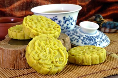Osmanthus keki, sonbahar ortasında veya Ay Festivali, Çin Yeni Yılı ve diğer özel günlerde yapılan geleneksel tatlı kokulu Çin hamur işidir. Osmanthus çiçekli kek, ikindi çayıyla servis edilir.