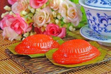 Kırmızı kaplumbağa keki (Ang Ku Kueh, ya da Kue Ku) Çin 'de Çin ve Güneydoğu Asya' da popüler olan uzun yaşam, iyi şans ve refah için ünlü Çin hamur işi.