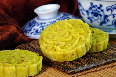 Osmanthus keki, sonbahar ortasında veya Ay Festivali, Çin Yeni Yılı ve diğer özel günlerde yapılan geleneksel tatlı kokulu Çin hamur işidir. Osmanthus çiçekli kek, ikindi çayıyla servis edilir.