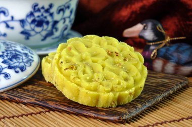 Osmanthus keki, sonbahar ortasında veya Ay Festivali, Çin Yeni Yılı ve diğer özel günlerde yapılan geleneksel tatlı kokulu Çin hamur işidir. Osmanthus çiçekli kek, ikindi çayıyla servis edilir.