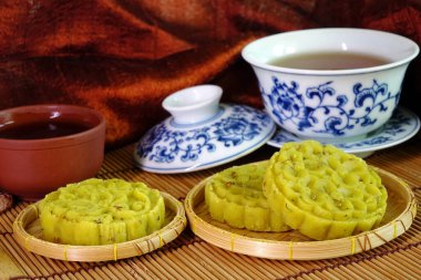 Osmanthus keki, sonbahar ortasında veya Ay Festivali, Çin Yeni Yılı ve diğer özel günlerde yapılan geleneksel tatlı kokulu Çin hamur işidir. Osmanthus çiçekli kek, ikindi çayıyla servis edilir.