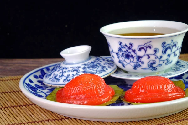 Kırmızı kaplumbağa keki (Ang Ku Kueh, ya da Kue Ku) Çin 'de Çin ve Güneydoğu Asya' da popüler olan uzun yaşam, iyi şans ve refah için ünlü Çin hamur işi.