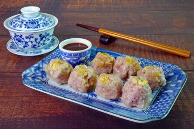 Dim sum: Phuket geleneksel Fuji usulü domuz eti, mavi ve beyaz porselen tabakta kırmızı acı biber sosu ve Çin çayıyla servis ediliyor. Phuket Tayland 'da ünlü lezzetli Tayland-Çin mutfağı.