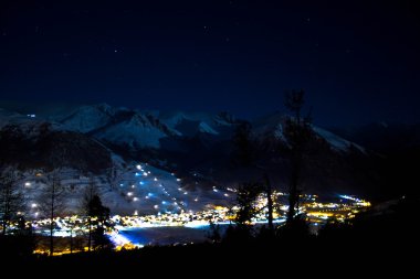 Panorama di Livigno durante una notte d 'inverno