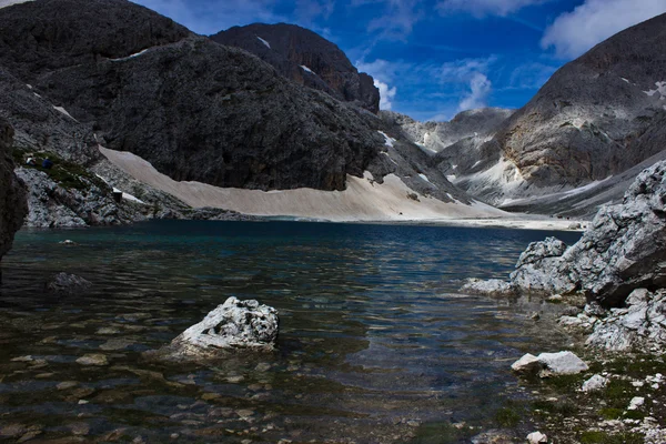 Mountain lake with snow — Stock Photo, Image