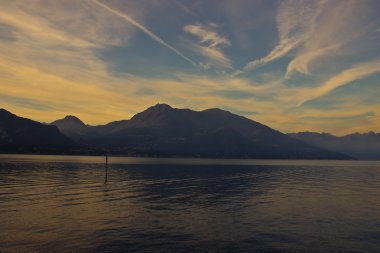 Günbatımı ışıkları bir dağ Gölü