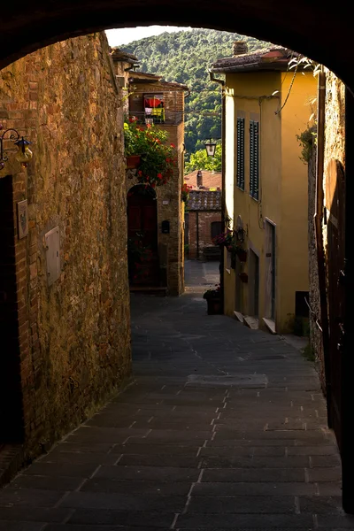 Шлях Центрі Середньовічного Села Італії — стокове фото