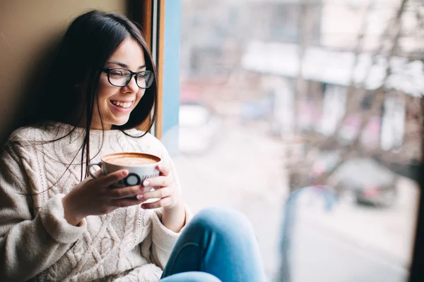 Gadis cantik di kafe dekat jendela dengan kopi — Stok Foto