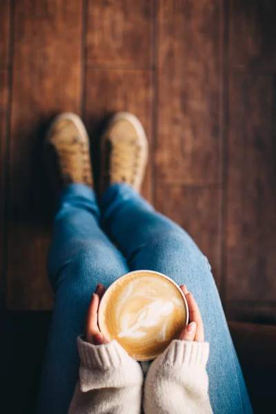 Niñas manos sosteniendo una taza de café —  Fotos de Stock