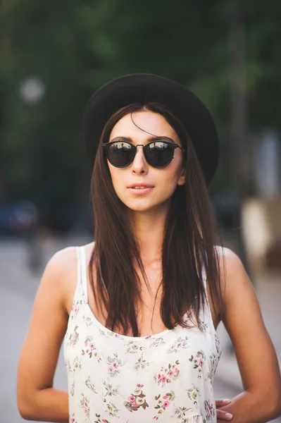 Güneş gözlüğü ve şapka giyen hipster genç kadın — Stok fotoğraf