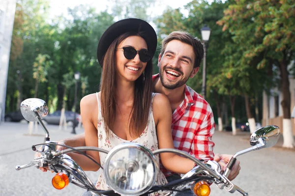 Pareja joven y despreocupada aprendiendo a conducir un scooter — Foto de Stock