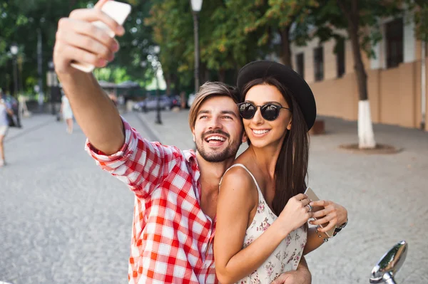 Paar maken selfie foto — Stockfoto