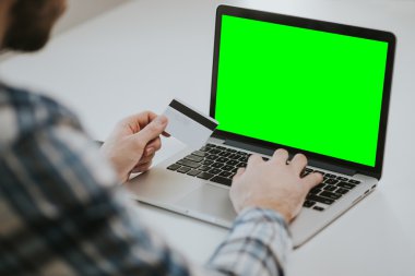 kredi kartı dizüstü kullanarak holding erkek eller