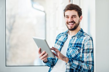 bir tablet onun elinde olan adam