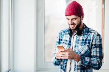 müzik dinlemek için bir telefon kullanarak adam