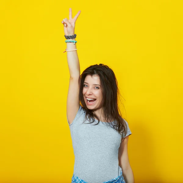 Mujer joven mostrando dos dedos —  Fotos de Stock