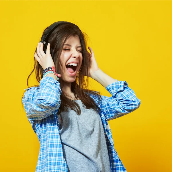 Jonge tienermeisje met koptelefoon schreeuwt — Stockfoto