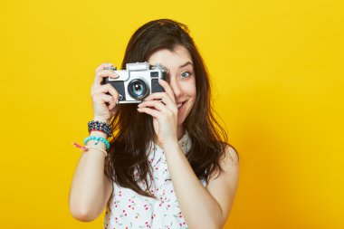 retro kamera ile genç kız