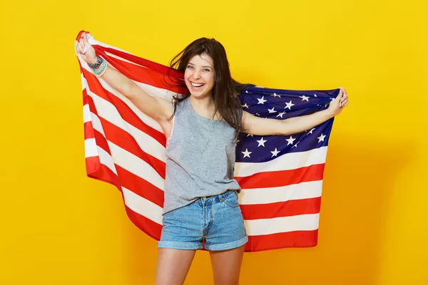 拿着美国国旗的年轻女人 — 图库照片