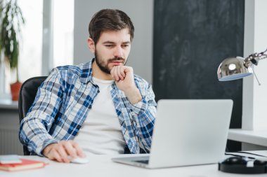 İşadamı dizüstü bilgisayarla çalışıyor