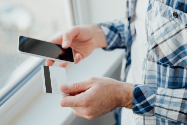 kredi kartı ve telefon holding eller