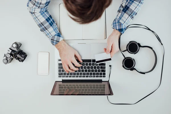 Bovenaanzicht online winkelen bij laptop — Stockfoto