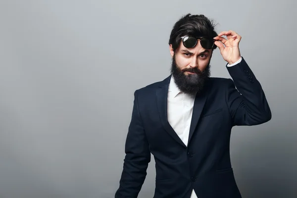 Людина з бородою в сучасних сонцезахисних окулярах — стокове фото
