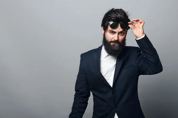 Homem com barba vestindo óculos de sol modernos — Fotografia de Stock