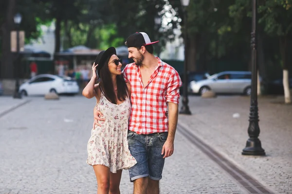 Hipsters caminhando no dia de verão — Fotografia de Stock