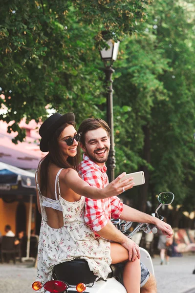 행복 한 부부 만들기 selfie 사진 — 스톡 사진