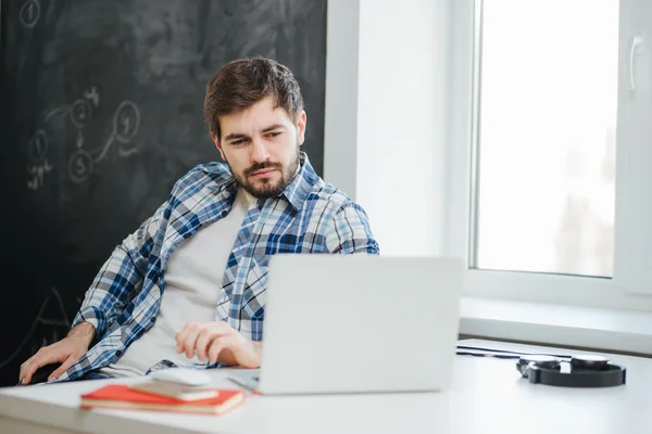 College-Student nachdenklich im Arbeitszimmer — Stockfoto