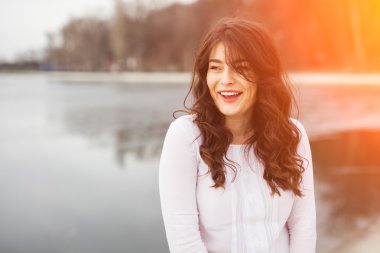 Gülümseyen güzel genç kadın.