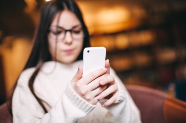 Cep telefonu kullanan kız