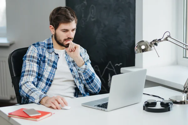 Schöner Geschäftsmann arbeitet im Büro mit Laptop — Stockfoto